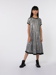 فستان متوسط الطول بطبعة شعار بطيات لون فضي معدني من DKNY - صورة 1 من 4