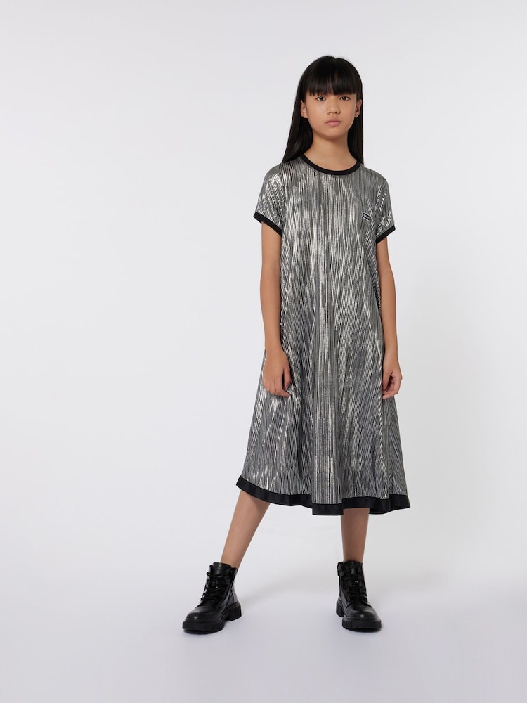 فستان متوسط الطول بطبعة شعار بطيات لون فضي معدني من DKNY - صورة 1 من 4