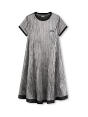 فستان متوسط الطول بطبعة شعار بطيات لون فضي معدني من DKNY - صورة 2 من 4