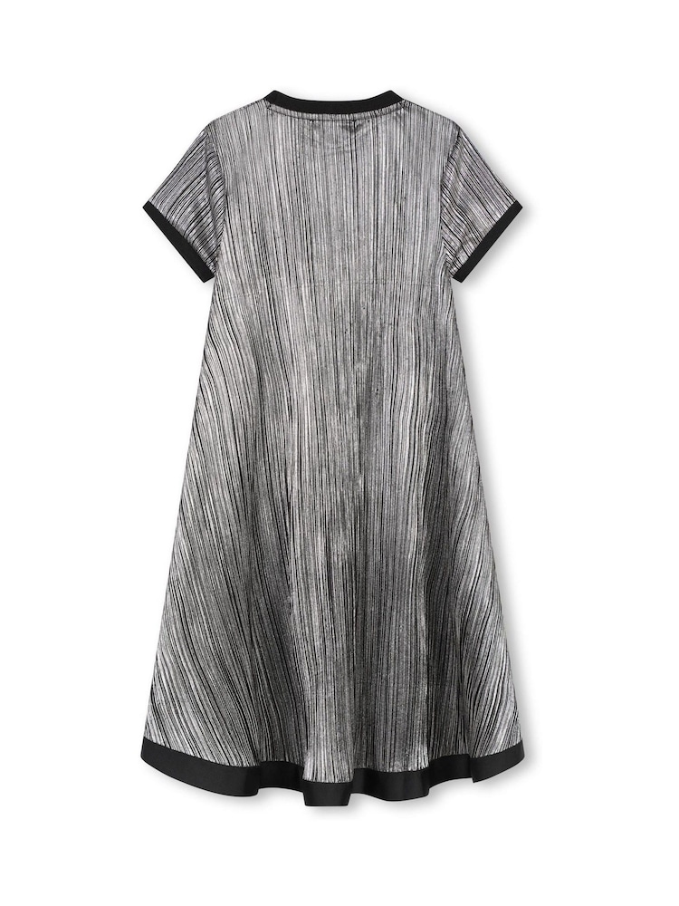 فستان متوسط الطول بطبعة شعار بطيات لون فضي معدني من DKNY - Image 3 of 4