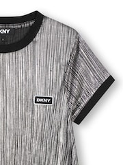 فستان متوسط الطول بطبعة شعار بطيات لون فضي معدني من DKNY - صورة 4 من 4