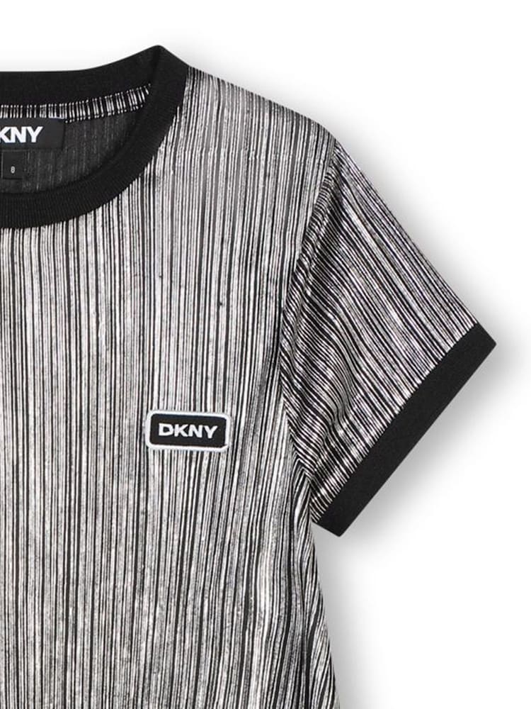 فستان متوسط الطول بطبعة شعار بطيات لون فضي معدني من DKNY - صورة 4 من 4