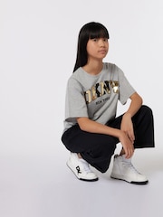 تيشرت رمادي بكُم قصير مقاس كبير بشعار معدني من DKNY - صورة 2 من 5