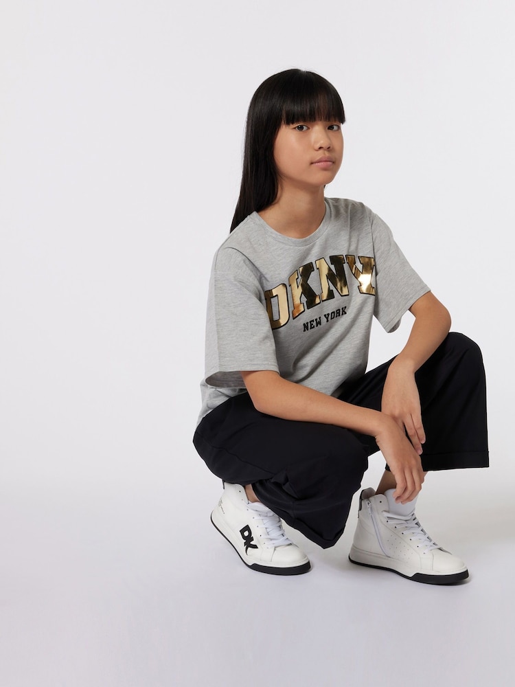 تيشرت رمادي بكُم قصير مقاس كبير بشعار معدني من DKNY - صورة 2 من 5