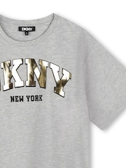 تيشرت رمادي بكُم قصير مقاس كبير بشعار معدني من DKNY - صورة 5 من 5
