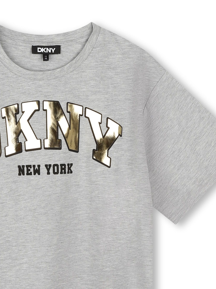 تيشرت رمادي بكُم قصير مقاس كبير بشعار معدني من DKNY - صورة 5 من 5