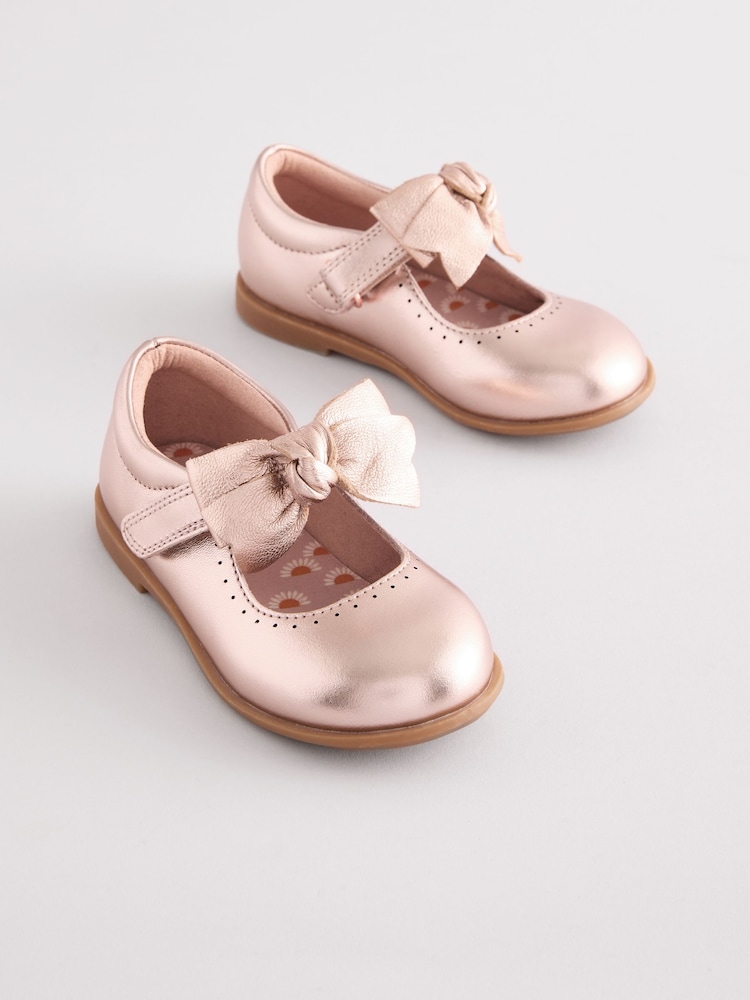Gold - Lederschuhe mit Schleife und Klettverschluss - Bild 1 von 4 Gold - Lederschuhe mit Schleife und Klettverschluss - Bild 1 von 4