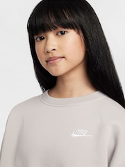 College Grey - Nike Club Fleece Boxy Crewneck Sweatshirt - Obrázok 3 z 3