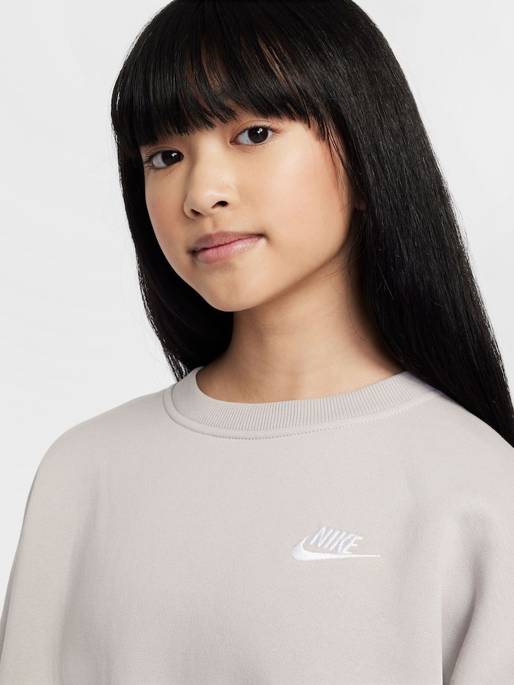 College Grey - Nike Club Fleece Boxy Crewneck Sweatshirt - Obrázok 3 z 3