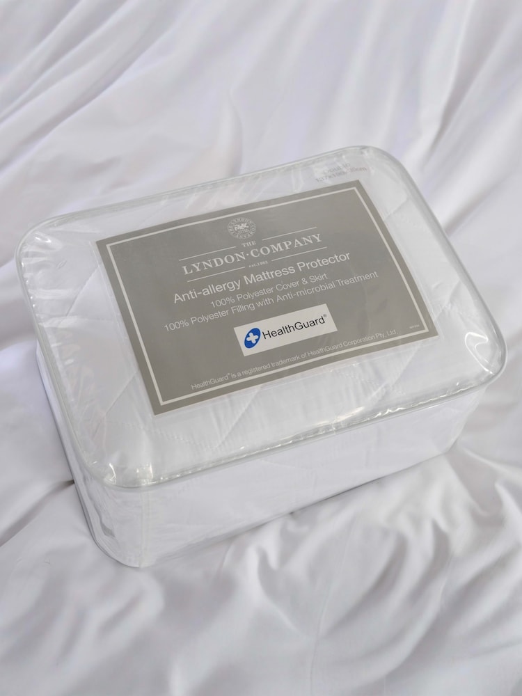 The Lyndon Company TLC Anti-Allergy Mattress Protector - Image 2 of 5 The Lyndon Company TLC Anti-Allergy Mattress Protector - Image 2 of 5