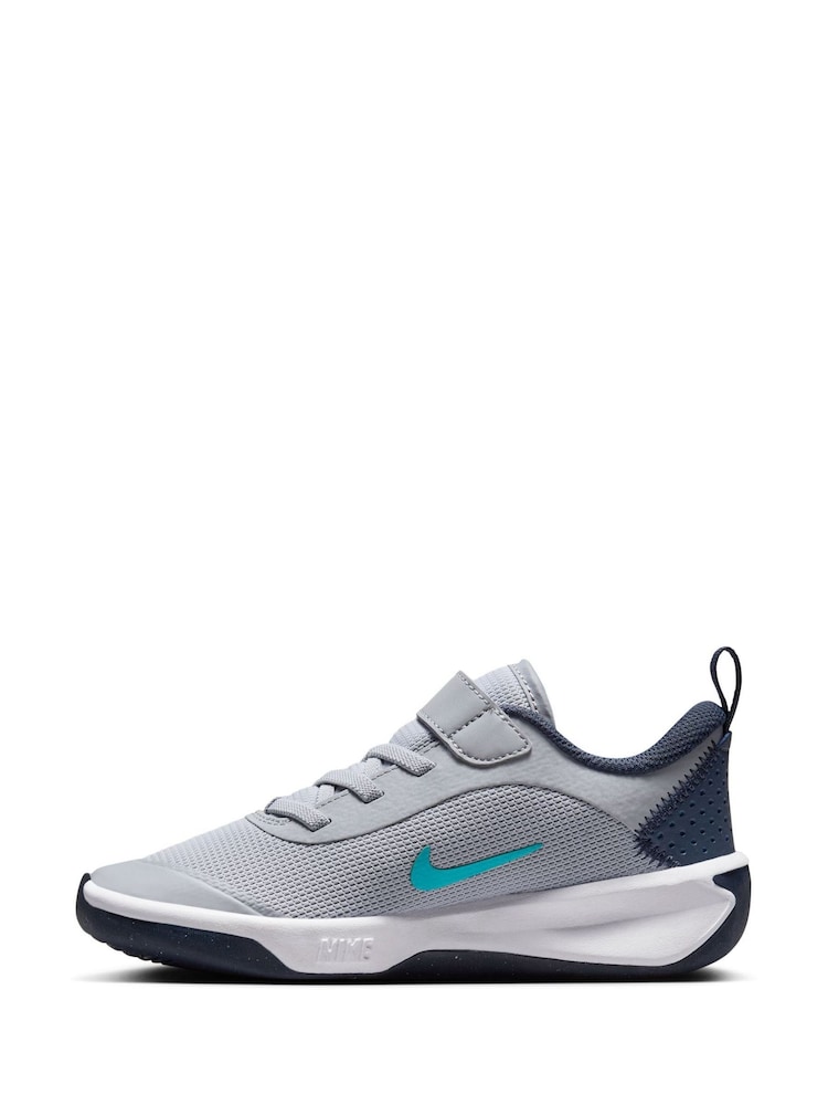 Wolfgrijsblauw - Nike Omni Multi-Court Trainers voor junioren - Image 4 of 10