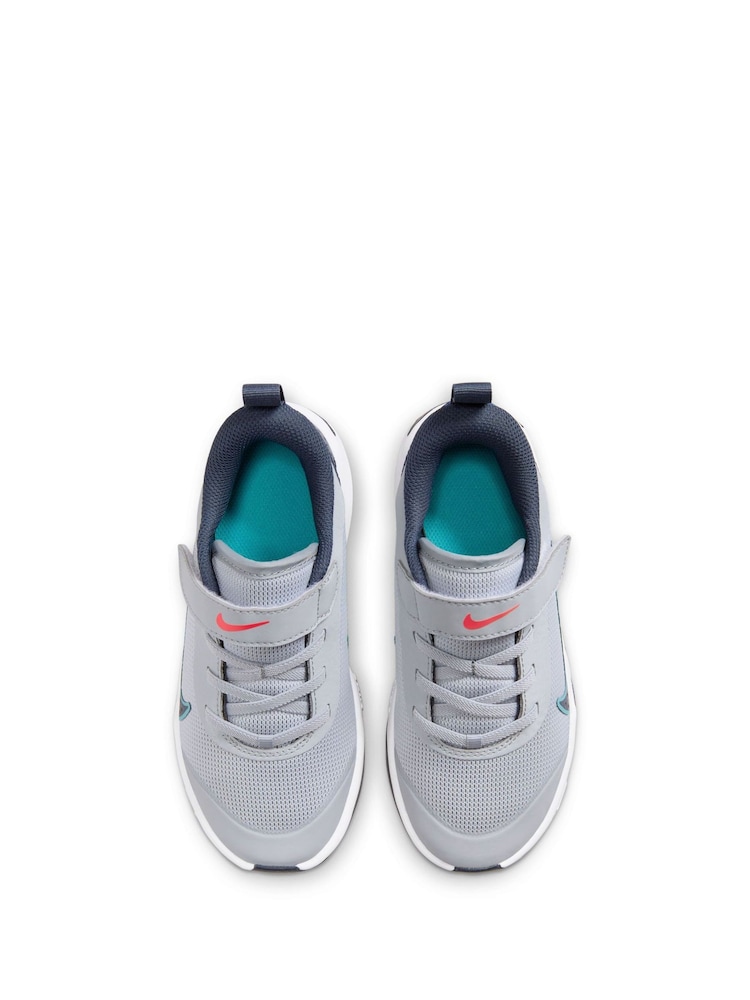Wolfgrijsblauw - Nike Omni Multi-Court Trainers voor junioren - Image 6 of 10