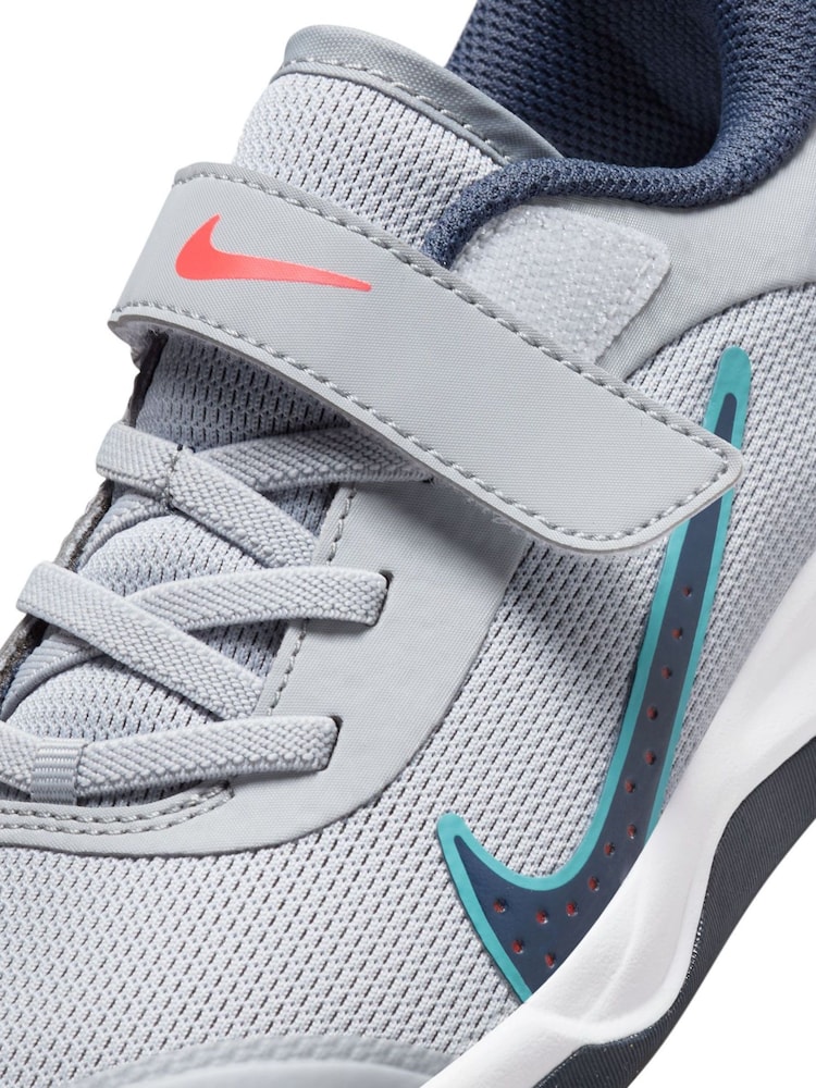 Wolfgrijsblauw - Nike Omni Multi-Court Trainers voor junioren - Image 9 of 10