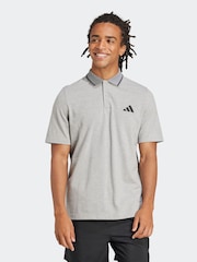 رمادي - قميص بولو بيكيه بشعار صغير من adidas - صورة 1 من 6