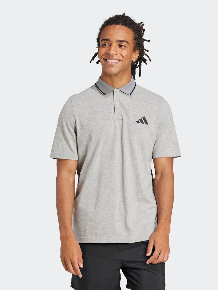رمادي - قميص بولو بيكيه بشعار صغير من adidas - صورة 1 من 6
