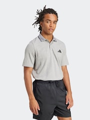 رمادي - قميص بولو بيكيه بشعار صغير من adidas - صورة 2 من 6