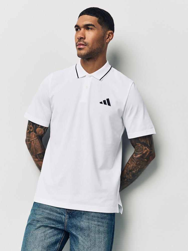 أبيض - قميص بولو بيكيه بشعار صغير من adidas - صورة 1 من 5
