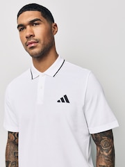 أبيض - قميص بولو بيكيه بشعار صغير من adidas - صورة 4 من 5