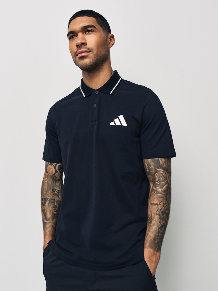 أسود - قميص بولو بيكيه بشعار صغير من adidas - صورة 1 من 5