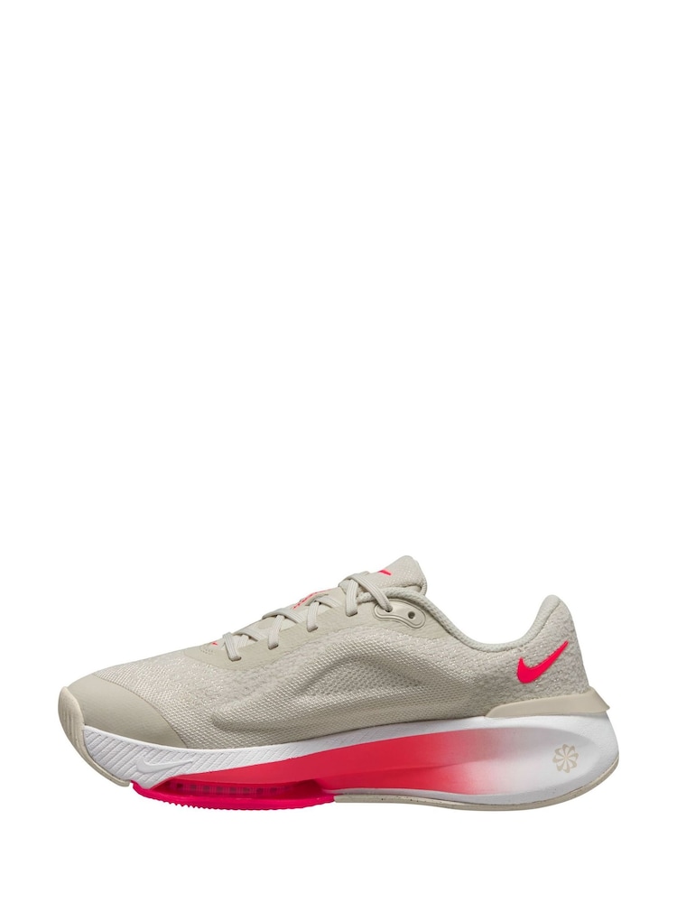 Nike White Red Versair Gym Trainers - Image 2 of 4