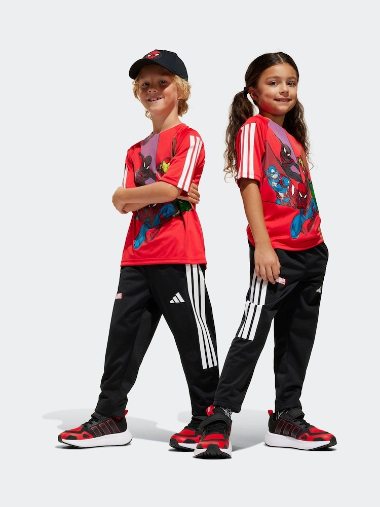 أحمر - تيشِرت بتصميم Spider Man تشكيلة Marvel من adidas - صورة 1 من 6