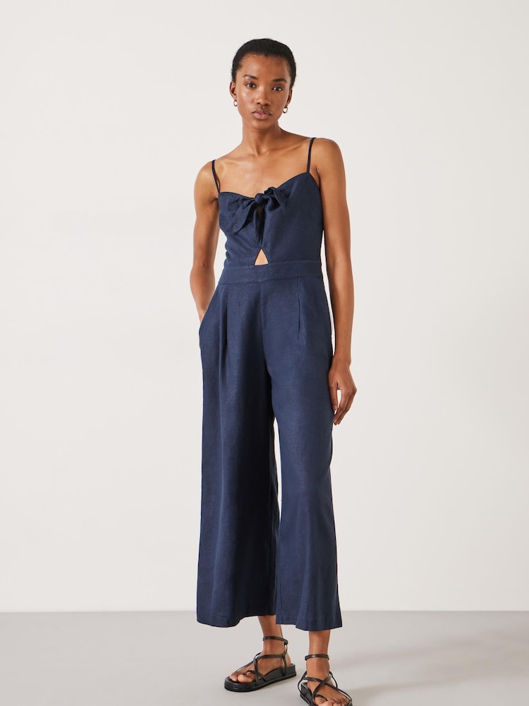 Hush – Chloe – Jumpsuit aus Leinenmischung mit Bindung vorne - Bild 1 von 5 Hush – Chloe – Jumpsuit aus Leinenmischung mit Bindung vorne - Bild 1 von 5