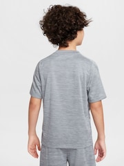 Дымчатый серый  - Футболка с короткими рукавами Nike принтом Dri-FIT - Image 2 of 5