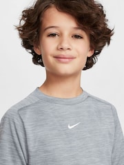 Дымчатый серый  - Футболка с короткими рукавами Nike принтом Dri-FIT - Image 4 of 5