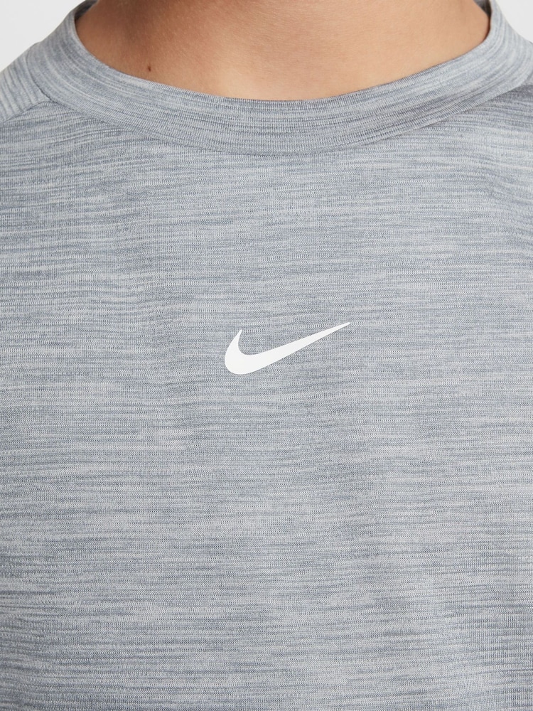 Дымчатый серый  - Футболка с короткими рукавами Nike принтом Dri-FIT - Image 5 of 5