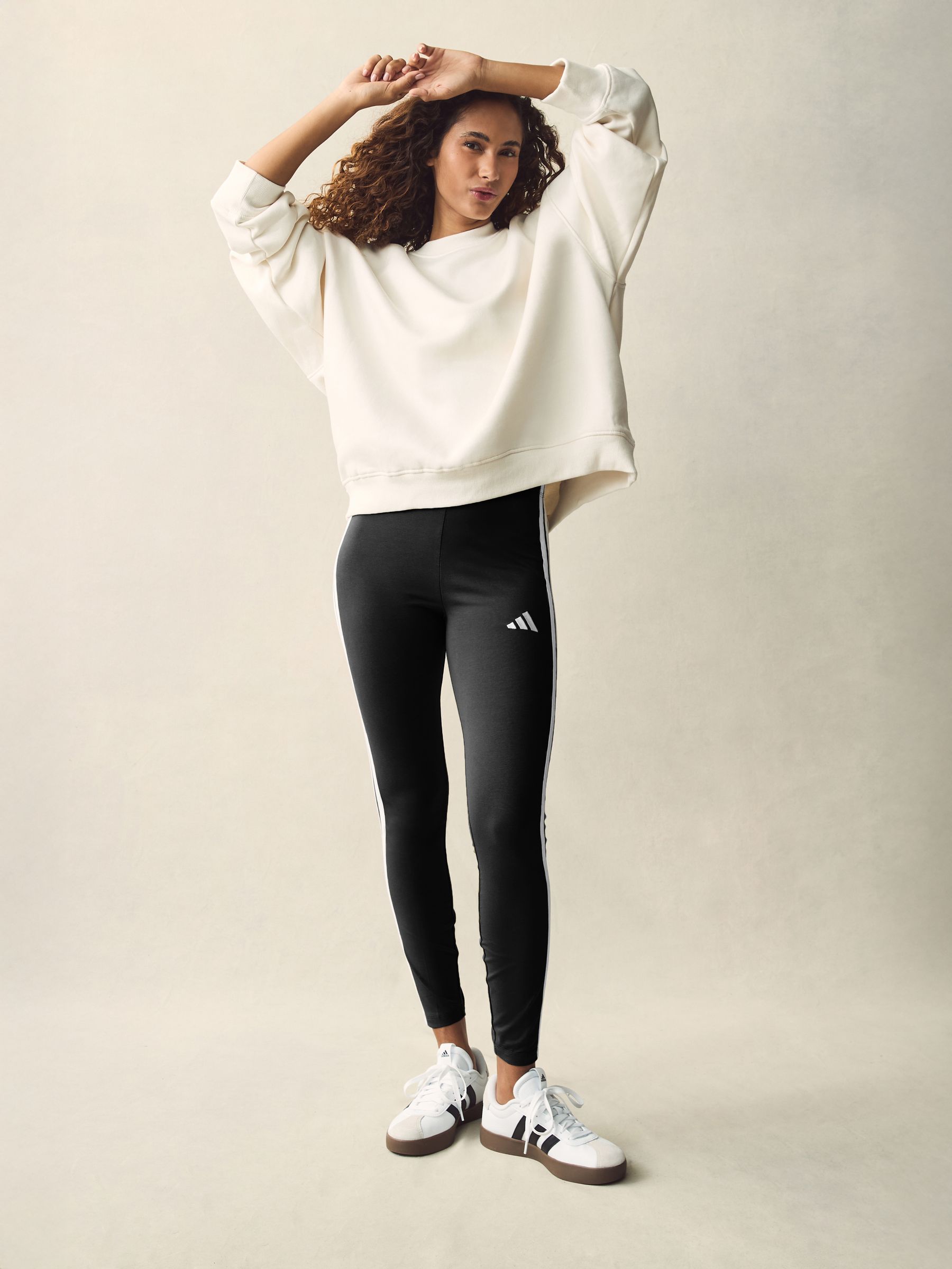 ホワイトトップとブラックレギンスセット ディズニー Next：日本 ブラック ホワイト - adidas エッセンシャル 3ストライプ