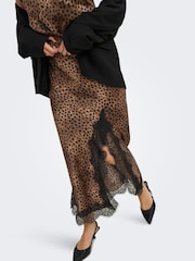 ONLY Leopard print Lace Detail Satin Midi Skirt - Bild 2 von 6
