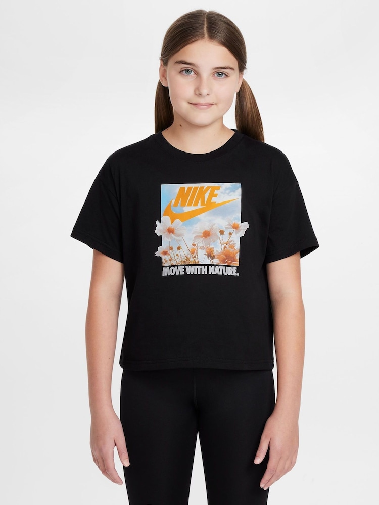 Czarny - Koszulka Nike z fotograficznym nadrukiem kwiatów - Image 1 of 3