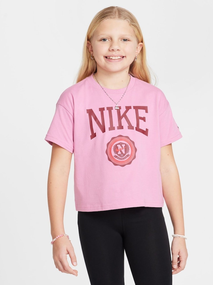Rosa flamenco - Nike Boxy Varsity Graphic Print T-Shirt - Imagen 1 de 6