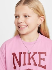 Rosa flamenco - Nike Boxy Varsity Graphic Print T-Shirt - Imagen 3 de 6