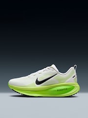 Nike White/Green Vomero 18 Running Trainers - Image 7 of 9