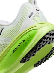 Nike White/Green Vomero 18 Running Trainers - Image 8 of 9