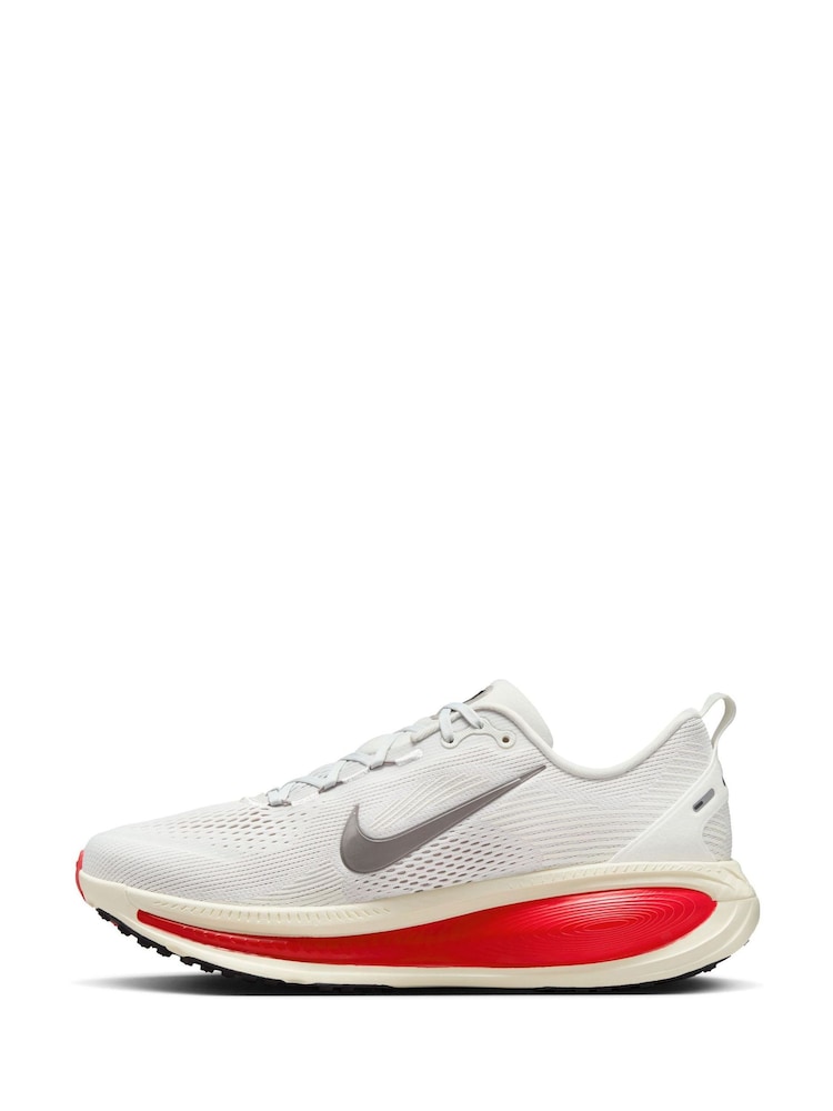 Nike Red/White Vomero 18 Running Trainers - Image 2 of 9