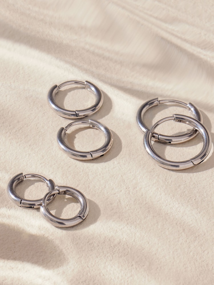 Tonalité argentée - Boucles d'oreilles Huggie Hoop en acier inoxydable 3 Lot - Image 5 of 6