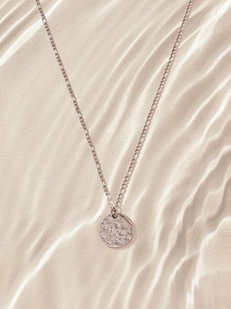 Tonalité argentée - Collier en acier inoxydable avec disque martelé - Image 6 of 8