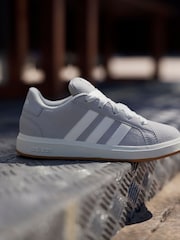 Серый - Кроссовки adidas Grand Court 00-х - Изображение 3 из 17