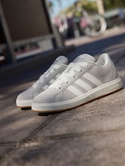 Серый - Кроссовки adidas Grand Court 00-х - Изображение 8 из 17