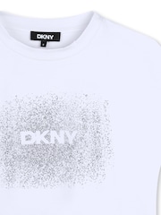 رداء علوي ضيق وقصير بلا أكمام وباللون الأبيض مزين بطبعة شعار لامع بنمط معدني من DKNY - صورة 3 من 3
