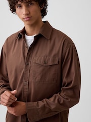 Brūna krāsa - Gap Boxed Fit Twill krekls - Attēls 4 no 5
