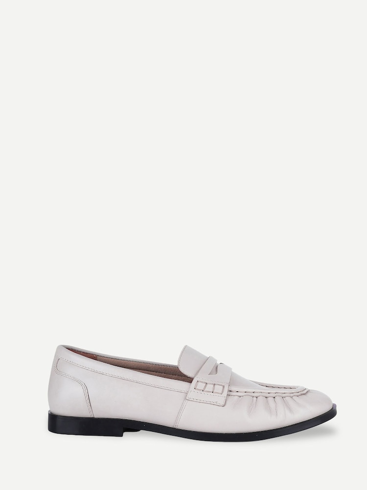 Naturlig - Off The Hook Sienna Loafers i äkta läder med ruched detalj - Bild 1 av 6