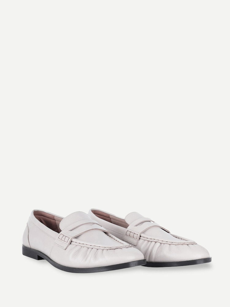 Naturlig - Off The Hook Sienna Loafers i äkta läder med ruched detalj - Bild 2 av 6