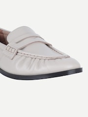 Naturlig - Off The Hook Sienna Loafers i äkta läder med ruched detalj - Bild 5 av 6