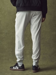 Gris - Pantalones de chándal con 3 rayas de adidas - Imagen 2 de 3