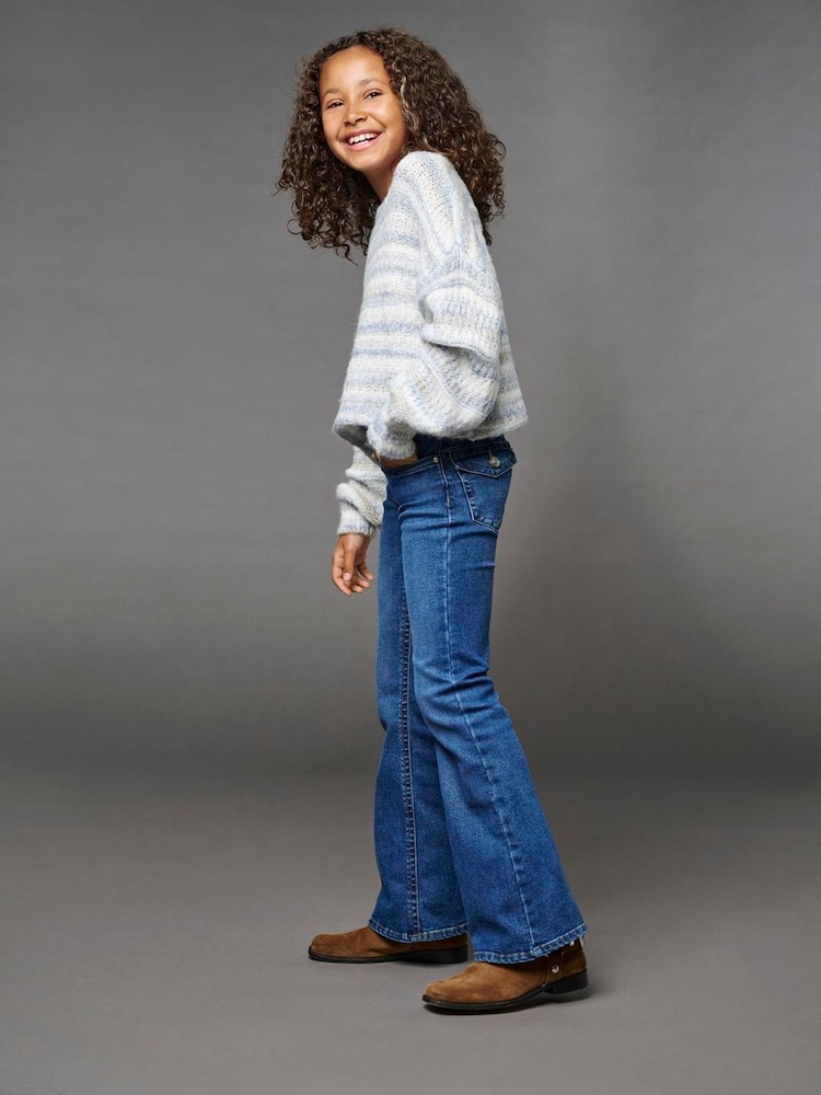 Pantalón vaquero acampanados de talle bajo de ONLY KIDS con detalle de bolsillo trasero y elásticos. - Imagen 1 de 5 Pantalón vaquero acampanados de talle bajo de ONLY KIDS con detalle de bolsillo trasero y elásticos. - Imagen 1 de 5