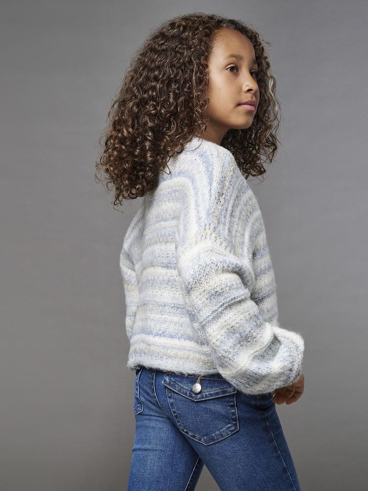 Pantalón vaquero acampanados de talle bajo de ONLY KIDS con detalle de bolsillo trasero y elásticos. - Imagen 2 de 5 Pantalón vaquero acampanados de talle bajo de ONLY KIDS con detalle de bolsillo trasero y elásticos. - Imagen 2 de 5
