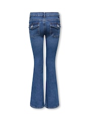 Pantalón vaquero acampanados de talle bajo de ONLY KIDS con detalle de bolsillo trasero y elásticos. - Imagen 4 de 5